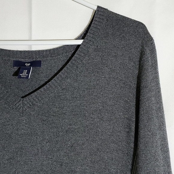 Gap Grey Knit Combo Long Sleeve V-Neck Sweater, Cotton/Rayon Mix - Size Medium - Picture 5 of 14